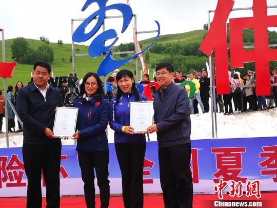 图为叶乔波、满丹丹出任内蒙古“冰雪运动推广大使”现场。 李爱平 摄