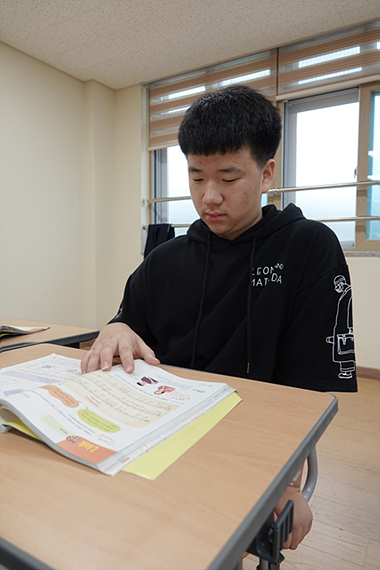 8月23日,通过地区英才入段大赛成功晋级为职业初段棋手的朴东柱初段在学校上课