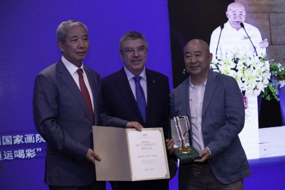 国际奥委会授与“为奥运喝采”艺术总参谋范扬瞅拜旦奖章