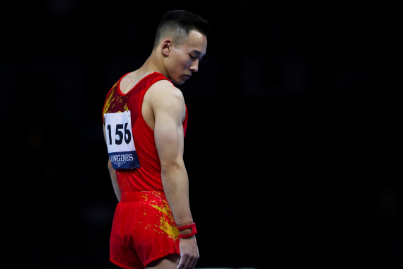 10月12日，中国选手肖若腾准备参加自由操决赛。新华社记者张铖摄
