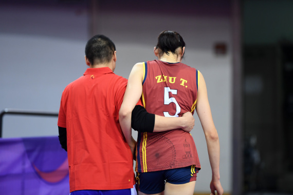 12月5日，天津渤海银行队球员朱婷（右）在比赛中受伤暂时离场。新华社记者李俊东摄