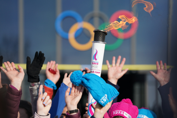 1月8日，火炬手安代尔冈在传递活动中。