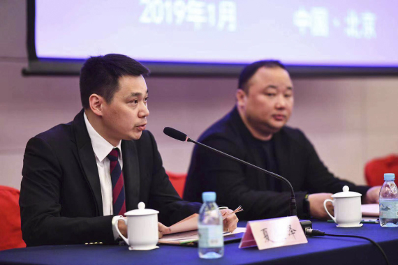 资料图：当选的中国羽毛球协会副主席夏煊泽（左）在会上发言。新华社发（中国羽毛球协会供图）