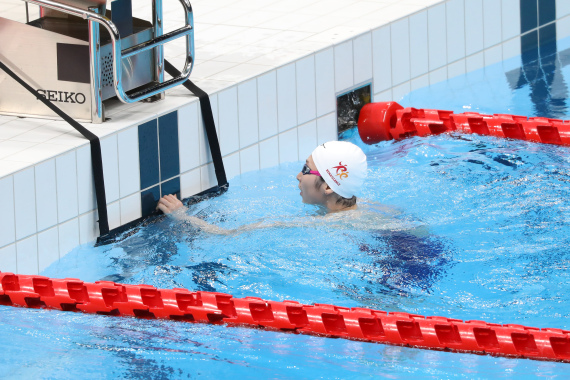 2020年10月24日，日本游泳运动员池江璃花子在场馆内进行游泳表演。新华社记者 杜潇逸 摄