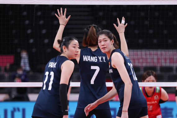 中国队球员姚迪(左)、王媛媛(中)和李盈莹在比赛中。新华社记者杜潇逸摄