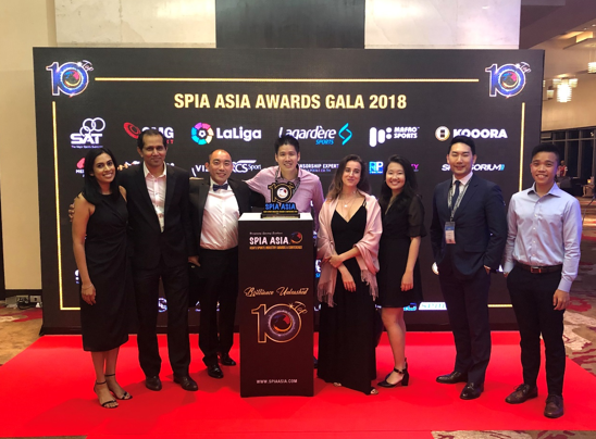 新浪体育与官方合作伙伴Media Pro双双获奖，Sam Li（左三）与Media Pro代表合影
