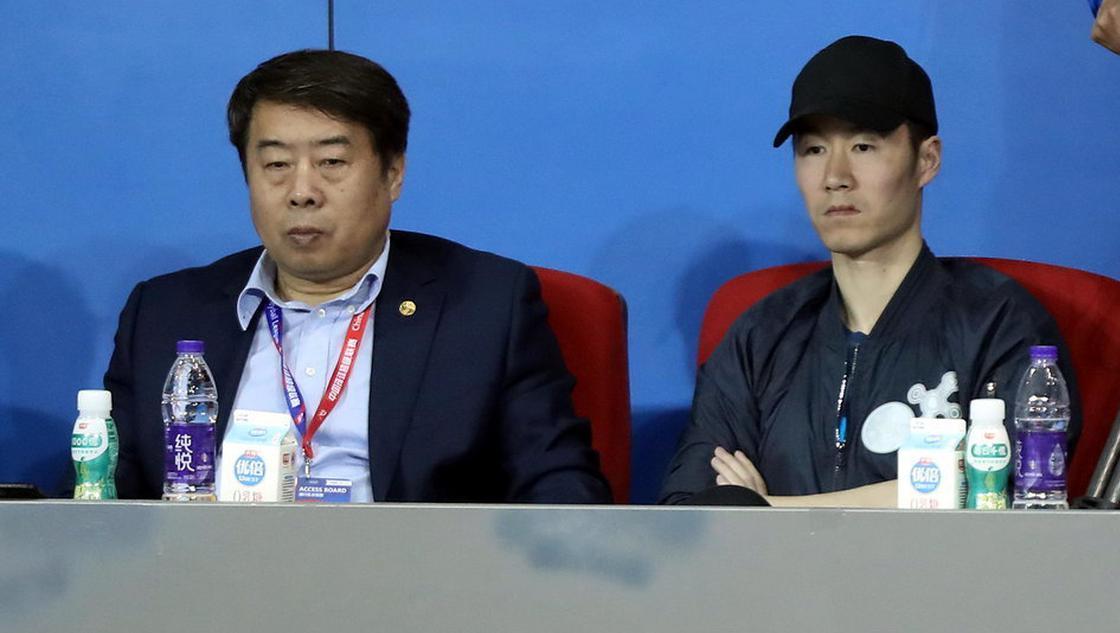 王励勤现身上海观战男排决赛