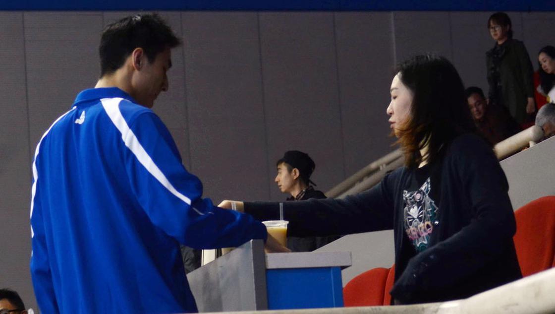 男排决赛米杨方颖超赛前秀恩爱