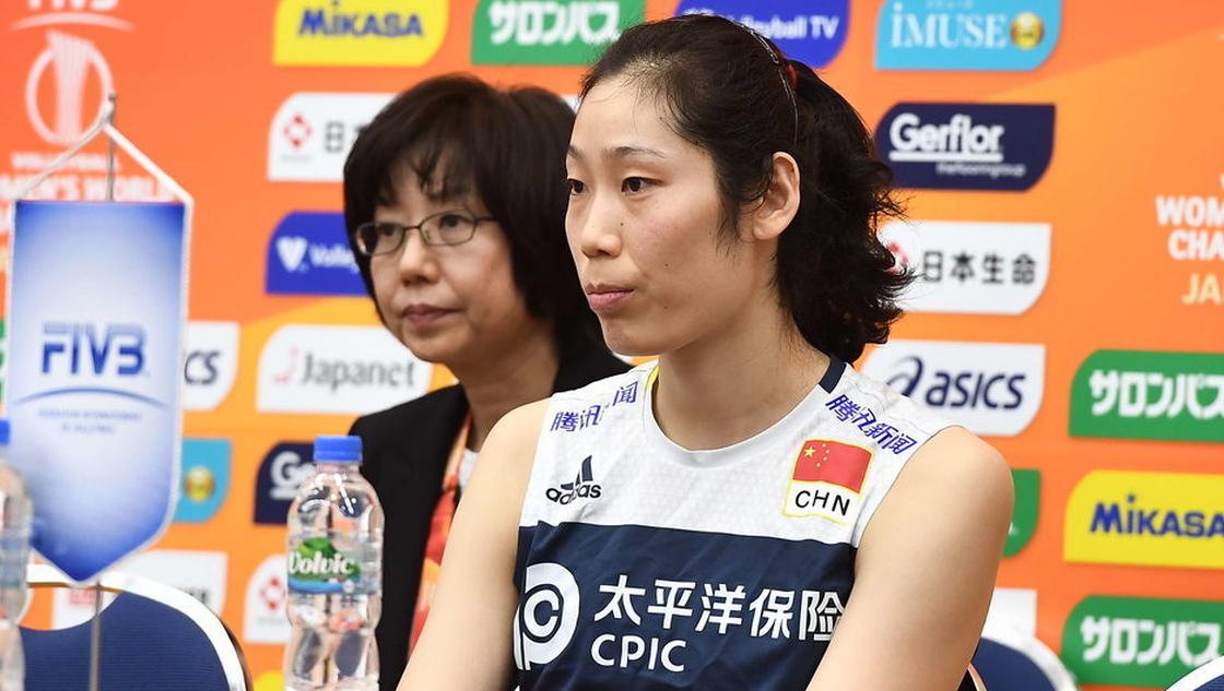 郎平携中国女排队员出席发布会