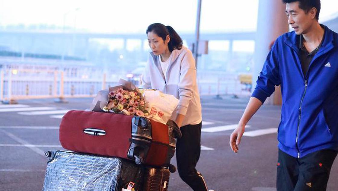 中国女排回国抵京众粉丝接机