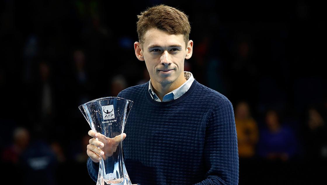 德米纳尔领取年度最佳新人奖杯