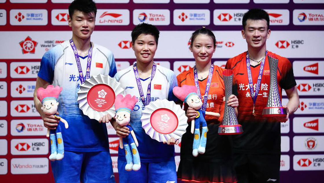 雅思组合羽联总决赛捧杯