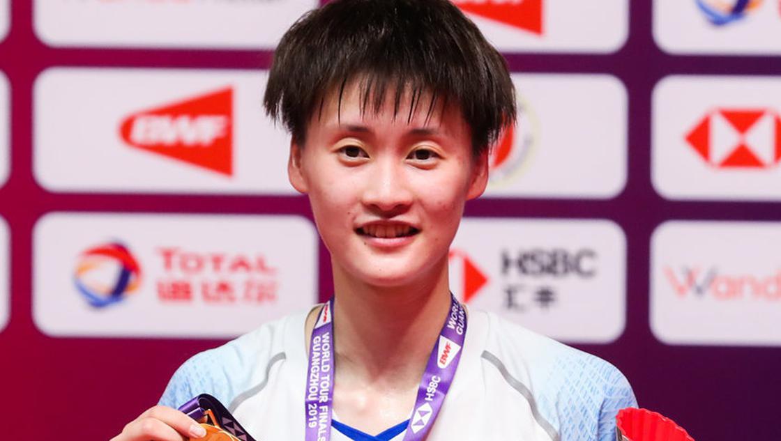 羽联总决赛陈雨菲捧杯