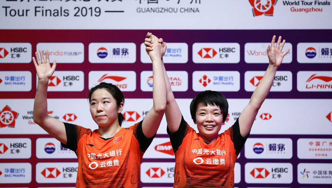 总决赛陈清晨／贾一凡捧杯