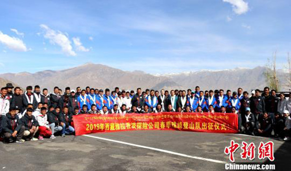 出征前的合影 本文?#23395;?#20026; 中新网 图