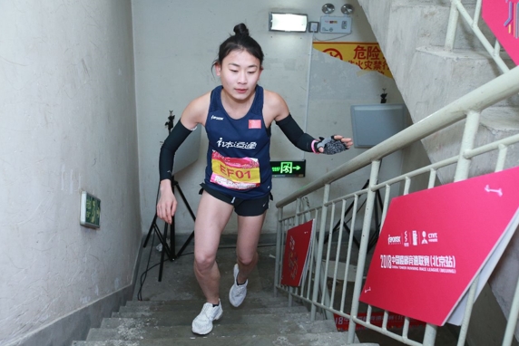 女子精英组冠军蹇穆华在比赛中