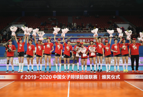 天津渤海队球员在颁奖仪式上。新华社发(海沙尔摄)