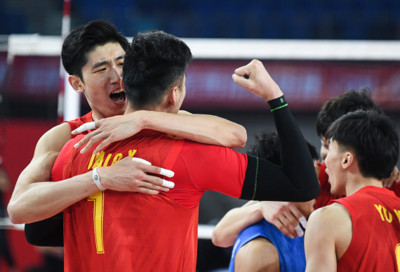 1月11日，中国队球员江川（左后）与队友戴卿尧在比赛中庆祝得分。新华社记者邓华摄