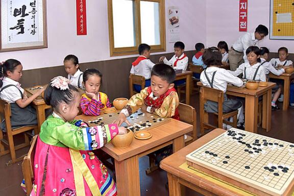▲ 在平壤围棋院学习围棋的孩子们。在体育指导委员会的指导下,各道均有围棋培训机构。