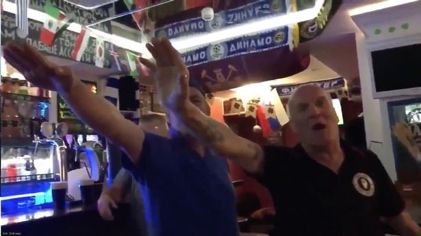 几名英格兰球迷在俄罗斯一酒吧里做纳粹手势