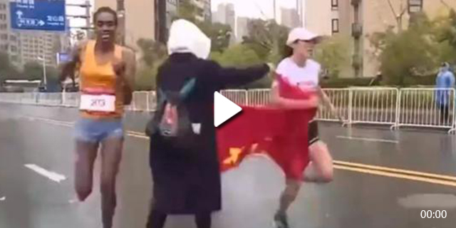 视频| 苏州马拉松争议 自愿者递国旗致选手丢冠