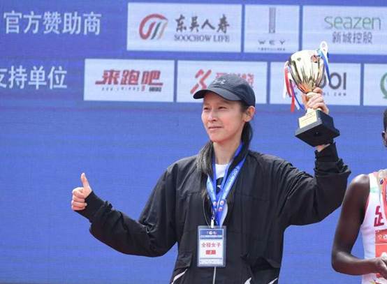 全程马拉松女子组第二名、来自中国的吴宣霞
