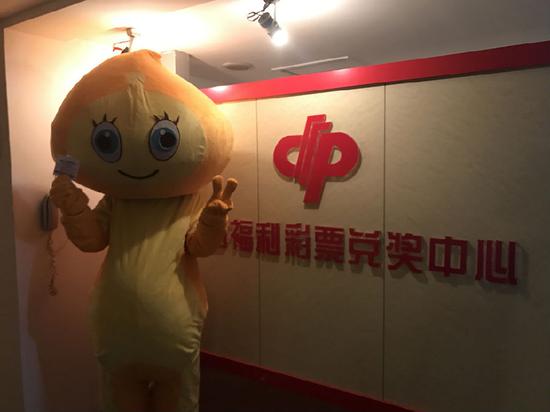 大奖得主展示彩票