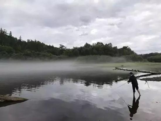 清晨河畔。