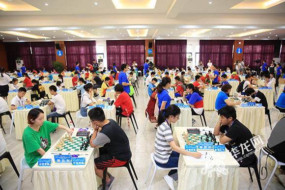 重庆市第一届智力运动会“九龙杯”国际象棋比赛。 记者 刘嵩 摄
