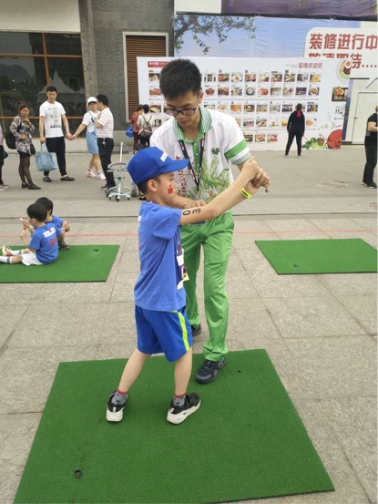 教练认真讲解和指导