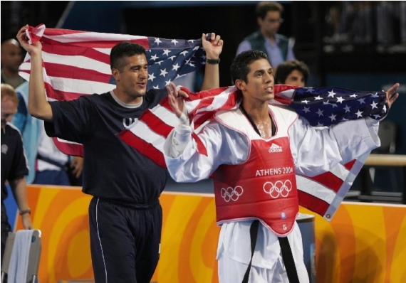 2004年8月28日，洛佩兹（右）在雅典奥运会跆拳道男子80公斤级决赛获得冠军。
