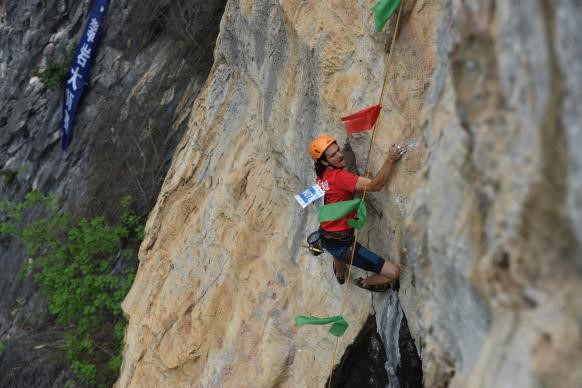 运动员在干娘山自然岩壁赛场竞技/磨米摄