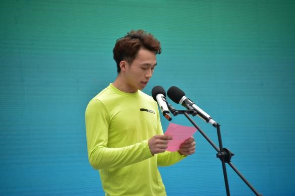 运动员代表瞿海滨宣读《中国马山攀岩特色体育小镇公约》/陆丽红摄