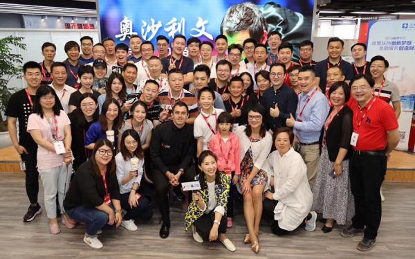 奥沙利文与粉丝合影