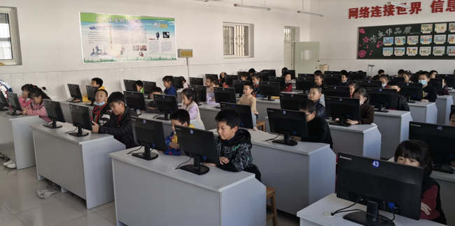 东港里小学赛场