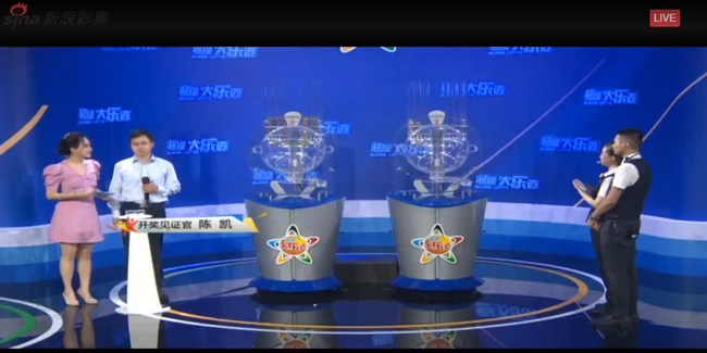 开奖见证官启动大乐透摇奖机