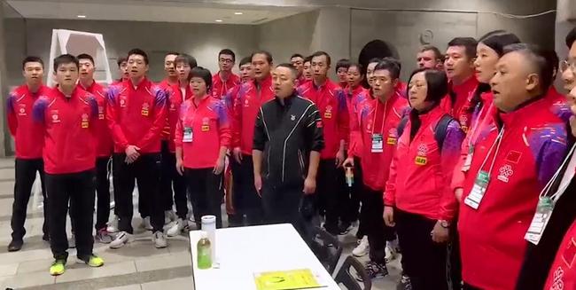 刘国梁带队整体高唱国歌