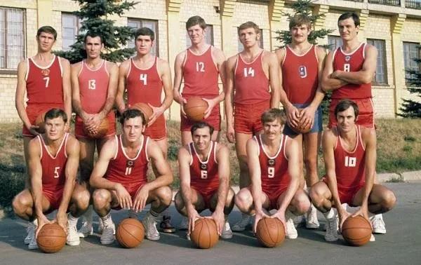 1972年参加奥运会的12名队员合影:后排左起——扎尔穆哈梅多夫、沃尔诺夫、波利沃达、科瓦连科、亚历山大-别洛夫、德沃尔尼、博洛舍夫;前排左起——保劳斯卡斯、科尔基亚、萨坎杰利泽、叶杰什科、谢尔盖-别洛夫。