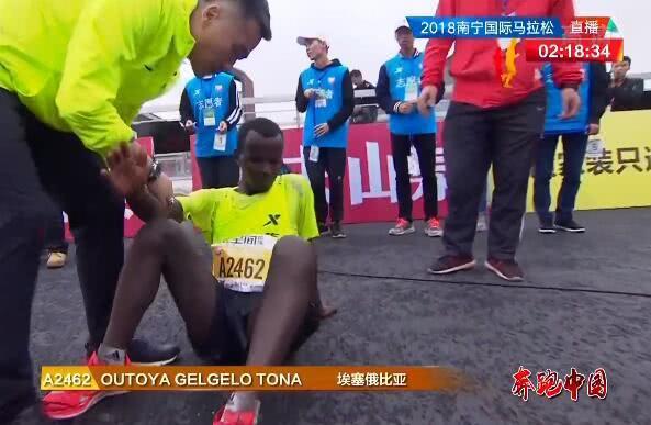 南宁马拉松拖拽事件