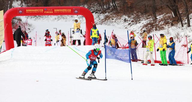 新浪杯高山滑雪公开赛美林谷站双板激战瞬间