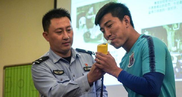 申花邀请交警讲交规 孙世林体验酒精测试