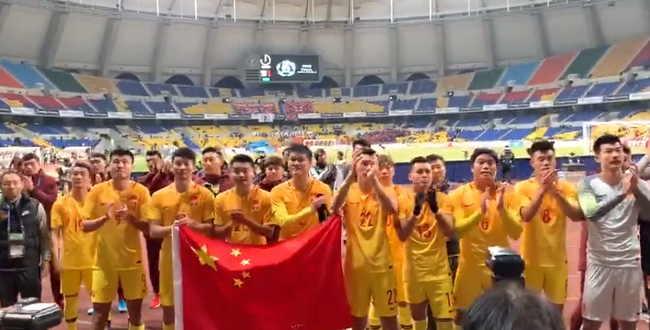 国足选拔队将士举起国旗