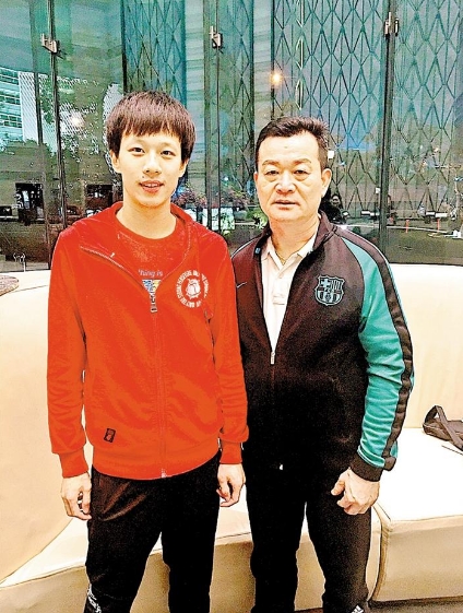 林建宇(右)与林高远合影