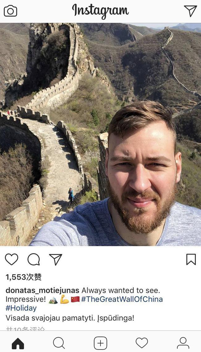 莫泰前往长城游玩