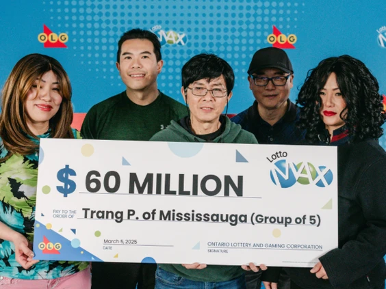 5名华裔同事合买擒3亿巨奖 大方露脸平分奖金