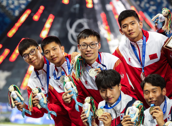 7月13日，中国队选手江杰华、江亨南、王煜、禤达军（上左一至上左四）在颁奖仪式上。 新华社记者单宇琦摄