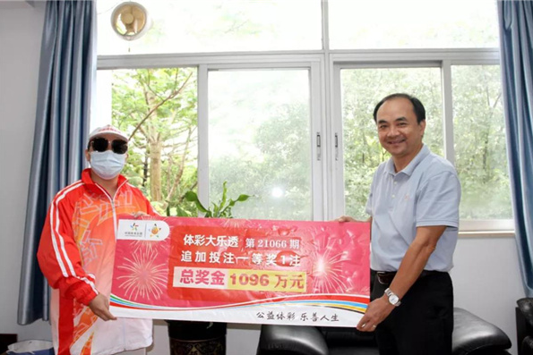 中山體彩中心主任張文建為幸運兒頒獎