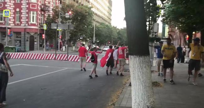 巴西球迷同瑞士球迷热络地打招呼