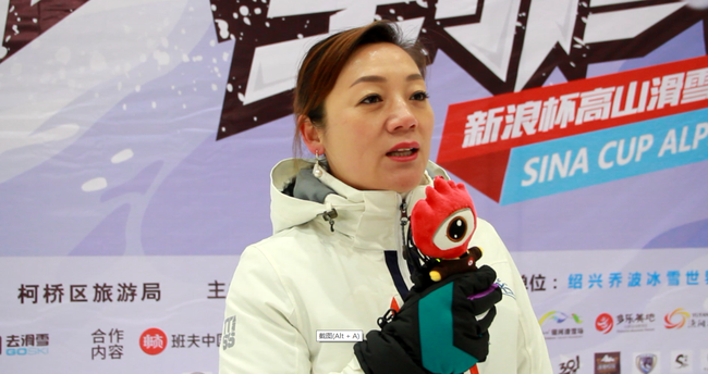乔波冰雪世界总经理张迪在采访中