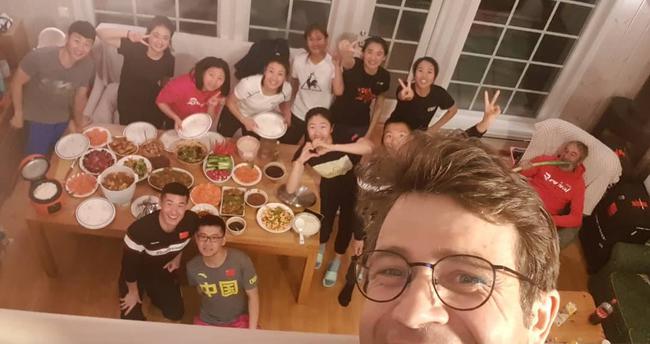比约达伦和中国冬季两项队选手聚餐